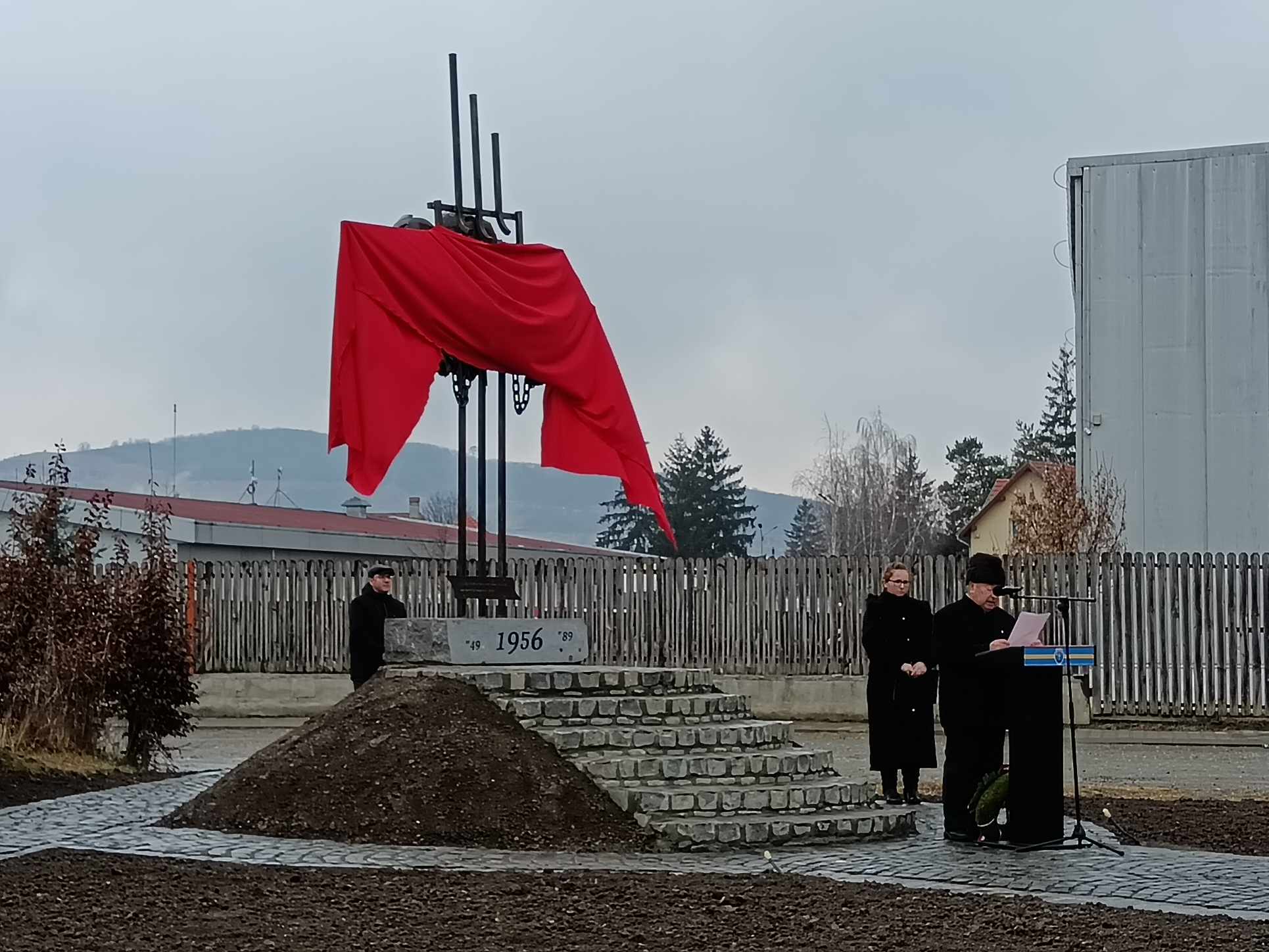 Köztéri szobor a kommunizmus áldozatainak emlékére Székelykeresztúron Köztéri szobor a kommunizmus áldozatainak emlékére Székelykeresztúron